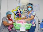 Yanelys mientras sostiene a su hija Milagros junto a la pediatra Catalina Campoverde en el Hospital General Te&oacute;filo D&aacute;vila.