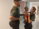 Dos guardias civiles salvan la vida a un beb&eacute; que se atragant&oacute; con una medicina en Fuerteventura.