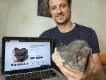 Miguel &Aacute;ngel Contreras muestra un meteorito a la venta en su web.