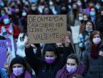 Una mujer levanta una pancarta en una manifestaci&oacute;n por el 8M, D&iacute;a Internacional de la Mujer, a 8 de marzo de 2022, en Santiago de Compostela, A Coru&ntilde;a, Galicia (Espa&ntilde;a).