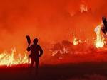 Un bombero observa impotente el avance del fuego y las llamas gigantescas en el incendio forestal de las Hurdes (C&aacute;ceres).