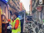 Los servicios de emergencias atienden al operario de limpieza tras sufrir un golpe de calor mientras trabajaba en Madrid.