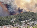 Las llamas se acercan a las casas en el municipio de Pont de Vilomara, donde se han evacuado las viviendas en primera l&iacute;nea de fuego.