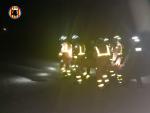 Efectivos de bomberos rescatan el cuerpo sin vida de un hombre en la playa de Massalfassar, Valencia.
