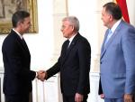 El presidente de Espa&ntilde;a, Pedro S&aacute;nchez (i), saluda al presidente de Bosnia, Sefik Dzaferovic (c) y al miembro de la presidencia, Milorad Dodik (d).