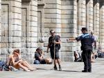 Un agente de la Polic&iacute;a Local habla con un peregrino en Santiago de Compostela.