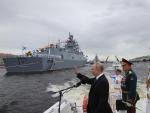El presidente de Rusia, Vlad&iacute;mir Putin, durante el desfile naval principal del D&iacute;a de la Armada rusa.