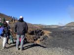 Imagen de las filas en el camino que lleva al volc&aacute;n que ha entrado en erupci&oacute;n en Islandia