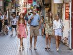 Los reyes y sus hijas pasean por Mallorca entre los turistas.
