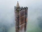 Esta torre entre la niebla parece sacada de un cuento. Se remonta al siglo XVIII y se encuentra en Inglaterra. (Foto: Reddit/Jakecohn12)