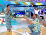 Sergio, concursante de 'La ruleta de la suerte', pide matrimonio a su novia, Irene Kate, durante el programa.
