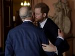 El pr&iacute;ncipe Harry besa a su padre, Carlos de Inglaterra.