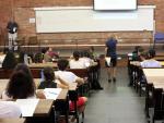 Estudiantes a punto de empezar la Selectividad de septiembre en la Universitat de Barcelona.