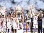 Los jugadores de la selecci&oacute;n espa&ntilde;ola de baloncesto levantan emocionados la copa tras ganar el Eurobasket 2022.