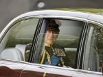 El rey Carlos III llega en un coche oficial al funeral de su madre, Isabel II, que se celebra en la Abad&iacute;a de Westminster, en Londres.