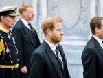 Enrique, duque de Sussex, sigue el cortejo f&uacute;nebre durante el funeral de su abuela, la reina Isabel II.