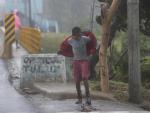 Un ni&ntilde;o camina en medio de los fuertes vientos durante el paso del hurac&aacute;n Fiona, en Nagua (Rep&uacute;blica Dominicana).