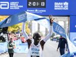 El atleta Eliud Kipchoge celebra su victoria en el marat&oacute;n de Berl&iacute;n 2022, donde ha batido el r&eacute;cord del mundo.