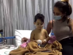 Imagen de Mateo, el ni&ntilde;o hospitalizado en Bali, junto a su madre, en una captura de redes