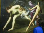 Una mujer observa el cuadro 'Hip&oacute;menes y Atalanta', de Guido Reni, en el Museo del Prado.