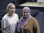 Khadija Ajahiou y Rahma Hitach son dos de las tres vecinas de la Ca&ntilde;ada Real que van a actuar en la obra 400 d&iacute;as sin luz.