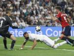 El delantero franc&eacute;s del Real Madrid, Karim Benzema (c), cae ante el defensa de Osasuna, David Garc&iacute;a (d), en la jugada que ha significado el penalti a favor del equipo blanco.