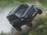 Un Land Rover Defender 110 en acci&oacute;n en la pel&iacute;cula &quot;Sin tiempo para morir&quot; de James Bond.