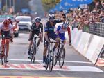 Alejandro Valverde cruza la l&iacute;nea de meta del Giro de Lombard&iacute;a.