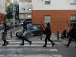 Agentes de la Polic&iacute;a Nacional durante el operativo en el barrio Pr&iacute;ncipe de Ceuta.