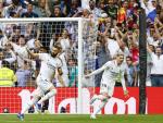 El delantero del Real Madrid Karim Benzema (i) celebra tras marcar el 1-0 durante el cl&aacute;sico entre Real Madrid y FC Barcelona en el estadio Santiago Bernab&eacute;u.
