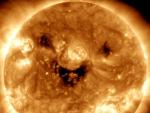 Imagen difundida por la NASA del Sol, en la que parece que est&aacute; sonriendo.