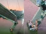 Derrumbe del puente colgante de Morbi, en la India.