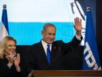 El l&iacute;der del partido Likud, Benjamin Netanyahu, da una declaraci&oacute;n junto a su esposa Sara Netanyahu, al cierre de las urnas de las elecciones generales israel&iacute;es, el 1 de noviembre de 2022.