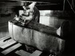Howard Carter limpiando el sarc&oacute;fago de Tutankam&oacute;n.