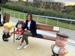 La alcaldesa de Santa Coloma de Gramenet, N&uacute;ria Parl&oacute;n (PSC), posa con la escultura que la ciudad le dedica a Mafalda, el personaje de Quino.