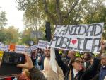 Una manifestante sostiene una pancarta en defensa de la sanidad p&uacute;blica en Madrid.