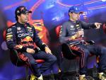 Los pilotos de Red Bull, Sergio 'Checo' P&eacute;rez y Max Verstappen, en una rueda de prensa.