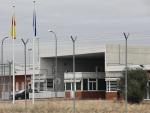 Un veh&iacute;culo sale por uno de los accesos del centro penitenciario de Alcal&aacute;-Meco, a 8 de noviembre de 2022, en Alcal&aacute; de Henares, Madrid (Espa&ntilde;a).