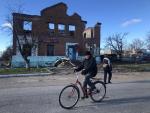 Un hombre en bicicleta circula por la aldea de Yatskivka