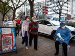 Varias personas haciendo cola en la calle para un test de Covid en Pek&iacute;n.