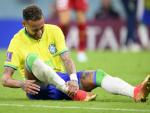 Neymar se duele de su tobillo derecho durante el debut de Brasil ante Serbia en el Mundial de Qatar.