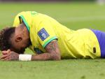 Neymar se duele del tobillo derecho en el Brasil-Serbia del Mundial de Qatar.