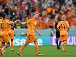 De Jong y Depay celebran el gol del centrocampista con Pa&iacute;ses Bajos ante Qatar.