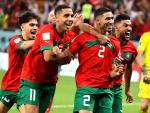 Jugadores de Marruecos celebran con Achraf Hakimi tras marcar el &uacute;ltimo penalti.