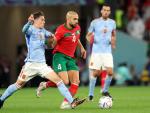 Gavi y Amrabat disputan el bal&oacute;n en el Marruecos-Espa&ntilde;a de octavos de final del Mundial de Qatar.