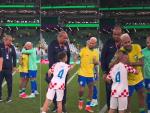 Leo Perisic, el hijo del futbolista de la selecci&oacute;n croata Ivan Perisic, consuela a Neymar tras la eliminaci&oacute;n de Brasil.