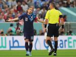 Modric se queja al &aacute;rbitro, Daniele Orsato, durante el Argentina-Croacia del Mundial de Qatar.