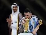 Messi besa el trofeo tras ganar su primer Mundial ante Francia.