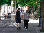 Una pareja de ancianos camina por la calle cogida de la mano, a 27 de julio de 2021, en Madrid, (Espa&ntilde;a). La Seguridad Social destin&oacute; en el presente mes de julio la cifra r&eacute;cord de 10.202,29 millones de euros al pago de pensiones contributivas, lo que supone un 3,23% m&aacute;s que en el mismo mes de 2020. 27 JULIO 2021;ANCIANOS;MAYORES;JUBILADOS;JUBILACI&Oacute;N;PENSI&Oacute;N;PENSIONES A. P&eacute;rez Meca / Europa Press (Foto de ARCHIVO) 27/7/2021