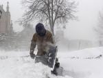 Un hombre retira con una pala la nieve acumulada en B&uacute;falo durante la supertormenta de invierno que afecta a gran parte de Estados Unidos.